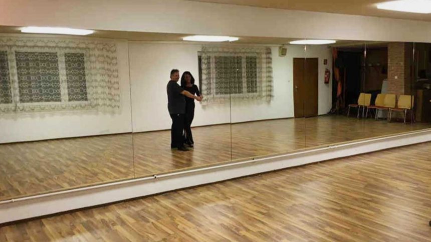 Wandspiegel im Tanzsaal